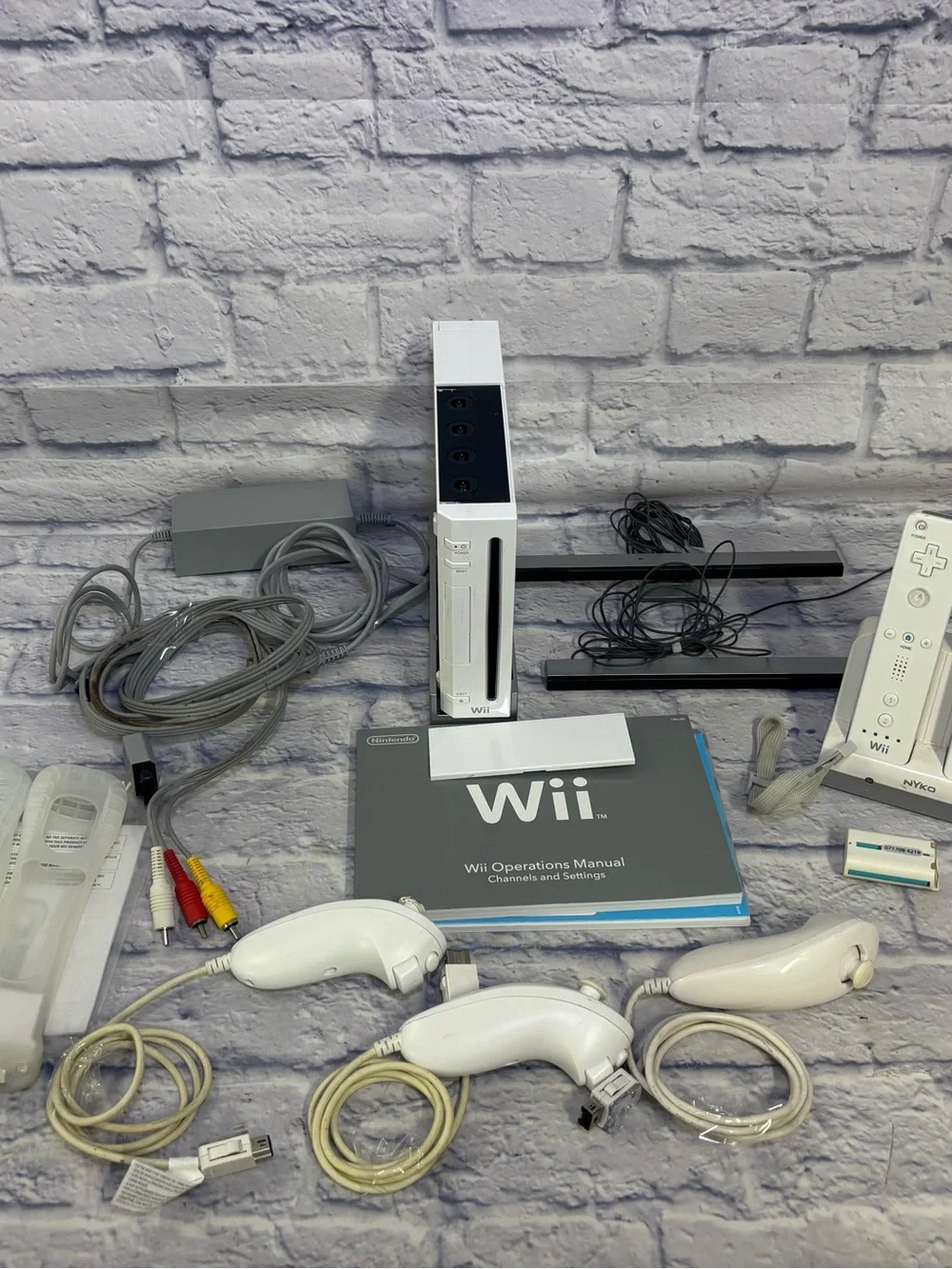 Nintendo Wii Bundle (RVL-001) White 2 Controllers & 3 Nunchucks & 2 Sensors Read